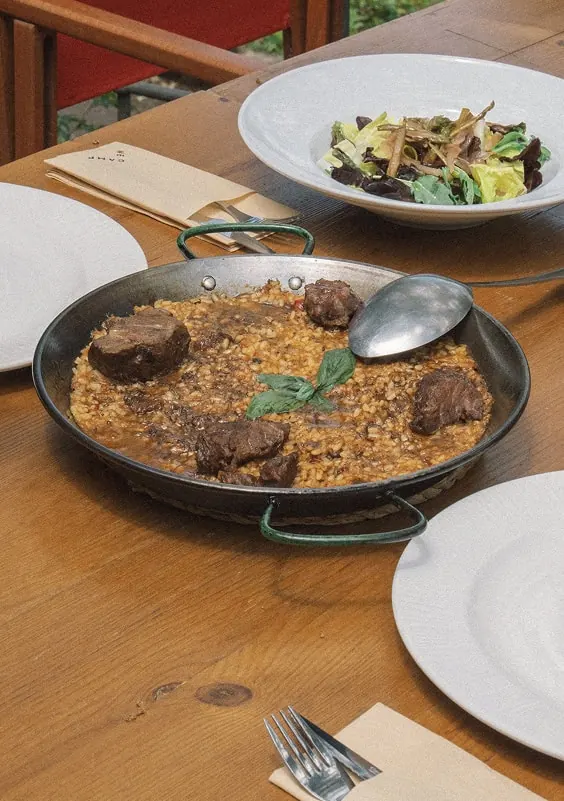Cocina mediterránea que combina calidad y tradición.