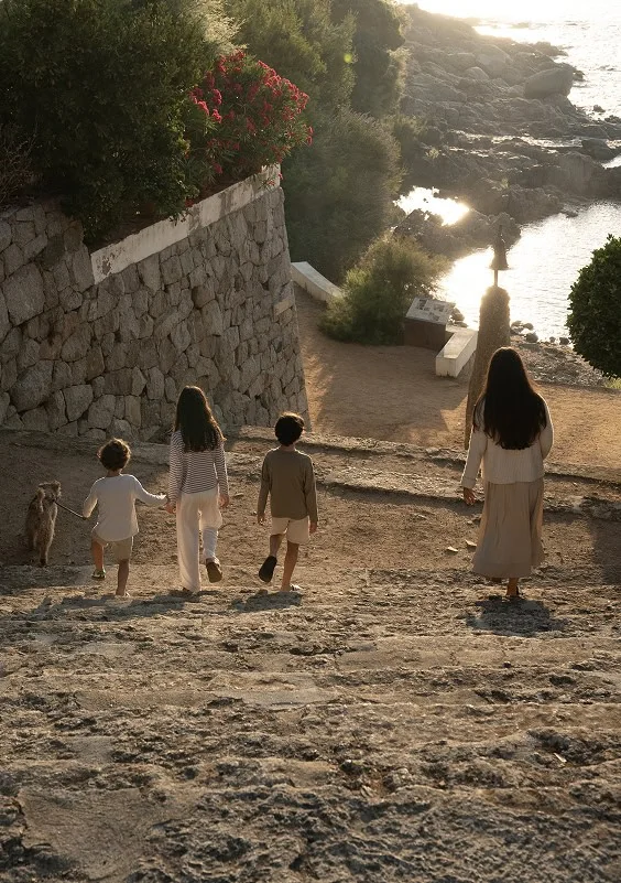 Explora el camino de ronda y las calas escondidas